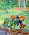 バルコニーに花束 1924 ボリス・ミハイロヴィチ・クストーディエフの庭の風景